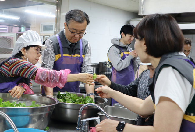 7일 명휘원 종로분원에서 김영성 KB자산운용 대표가 임직원들과 함께 취약계층 어르신을 위한 배식봉사활동을 진행하고 있다. 사진제공=KB자산운용