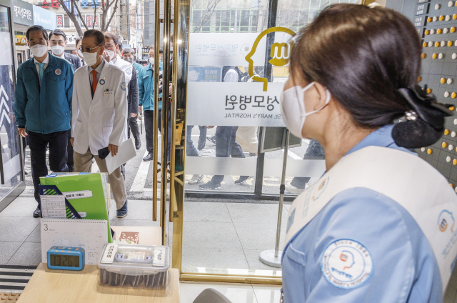 전공의를 중심으로 한 의사들의 집단행동이 계속되고 있는 11일 오후 한덕수 국무총리가 의료 현장의 상황 청취를 위해 서울 영등포구 뇌혈관전문 명지성모병원에 도착해 병원으로 들어가고 있다. 연합뉴스