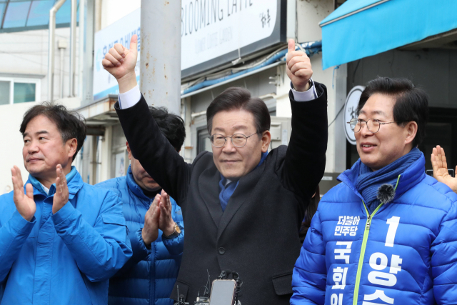 이재명(가운데) 더불어민주당 대표가 11일 충남 홍성군 홍성시장을 찾아 지지를 호소하고 있다. 연합뉴스