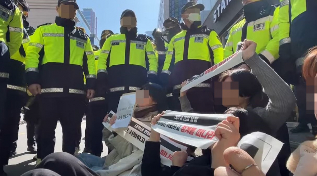 9일 한국대학생진보연합(대진연) 회원들이 국민의힘 당사 앞에서 '이토 히로부미 발언'으로 논란을 일으킨 성일종 의원의 사퇴를 요구하며 연좌시위를 하고 있다.연합뉴스