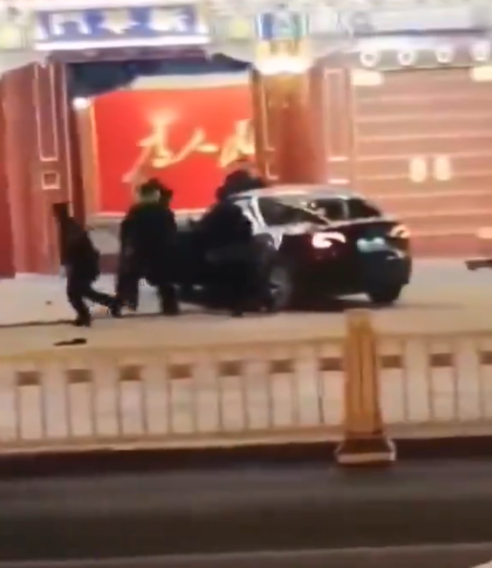 경비 인원들이 10일 시진핑 중국 국가주석의 집무실이자 관저인 중난하이 신화먼에 충돌한 검은색 승용차에서 운전자를 연행하고 있다. X캡처