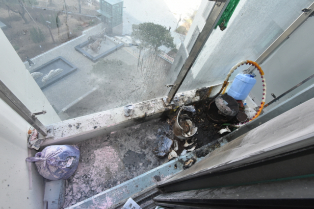 지난 9일 오전 서울 송파구의 한 아파트 단지 발코니에서 발생한 화재로 바닥이 검게 그을러 있다. 송파소방서 제공