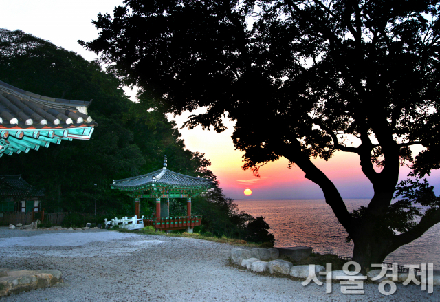 전북 김제 진봉산 망해사 너머로 해가 지고 있다. 사진 제공=문화재청