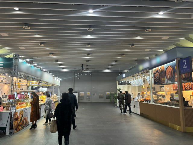서울 강남구 수서역(고속철도) 역사 내 상점들 사이로 열차 이용객들이 이동하고 있다. 이정민 기자