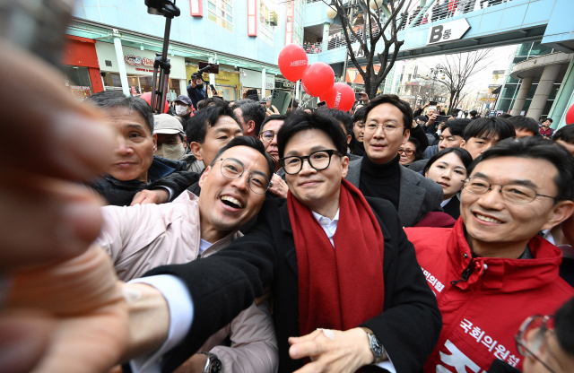 한동훈 국민의힘 비상대책위원장이 11일 경기 고양시 일산동구 라페스타를 찾아 시민들과 함께 사진을 촬영하고 있다. 고양=오승현 기자