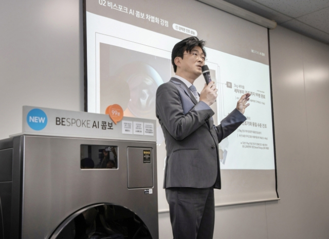이무형 삼성전자 DA사업부 CX팀장 부사장이 11일 서울 중구 삼성전자 기자실에서 일체형 세탁·건조기 ‘비스포크 AI 콤보’에 대해 설명하고 있다. 사진 제공=삼성전자