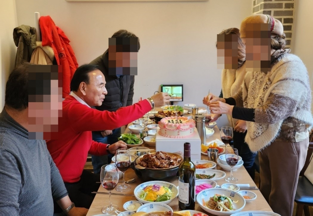 지난달 27일 충북 옥천군의 한 식당에서 박덕흠 의원 지지모임이 열리고 있다. 연합뉴스