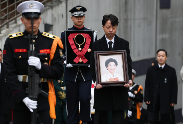 11일 종로구 서울대병원 장례식장에서 김영삼 전 대통령의 부인 고(故) 손명순 여사의 발인이 엄수되고 있다. 연합뉴스