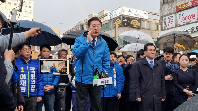 이재명 더불어민주당 대표가 11일 충남 천안시 동남구 신부동 문화공원에서 시민들을 상대로 연설하고 있다. 연합뉴스