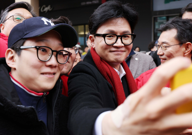 한동훈 국민의힘 비상대책위원장이 11일 경기 고양시 일산동구 라페스타를 찾아 고양시민과 기념사진을 찍고 있다. 연합뉴스