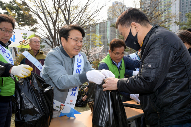 강기정 광주광역시장이 지난 2023년 3월 28일 광주시청 야외음악당에서 ‘2023 나무 나누어주기 행사’에 참여해 시민들에게 나무를 나눠주고 있다. 사진 제공=광주시