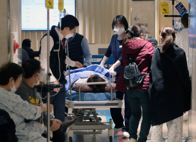 의료공백이 지속되고 있는 11일 서울의 한 종합병원에 환자와 내원객들이 북적이고 있다.