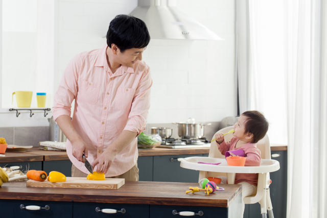 日, 300인 초과 기업에 남성 육아휴직 사용률 공개 의무화