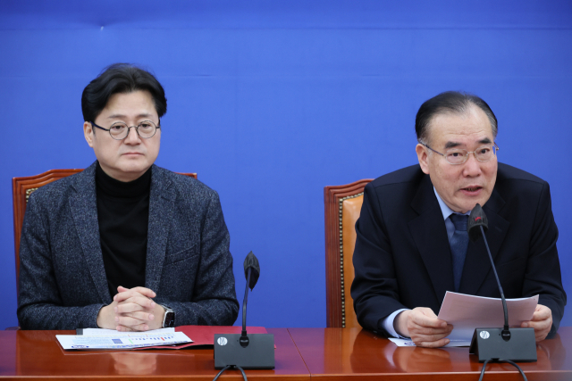 불어민주당 이개호 정책위의장이 12일 국회에서 열린 원내대책회의에서 발언하고 있다. 왼쪽은 홍익표 원내대표. 연합뉴스