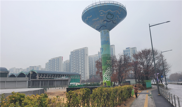가락시장 사거리에 설치된 정수탑의 모습. 사진제공=서울시