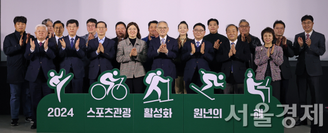 12일 스포츠활성화 협약식 및 간담회 참석자들이 기념촬영하고 있다. 문화체육관광부, 한국관광공사, 국민체육진흥공단, 태권도진흥재단, 한국e스포츠협회, 국립공원공단, 지자체, 게임사, 여행사, 한국프로축구연맹 등 공공기관·단체, 지자체 및 민간 업계 관계자 등이 모였다. 사진 제공=문체부