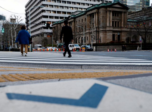 일본 도쿄 일본은행(BOJ) 본사 앞을 행인들이 지나가고 있다. 로이터연합뉴스