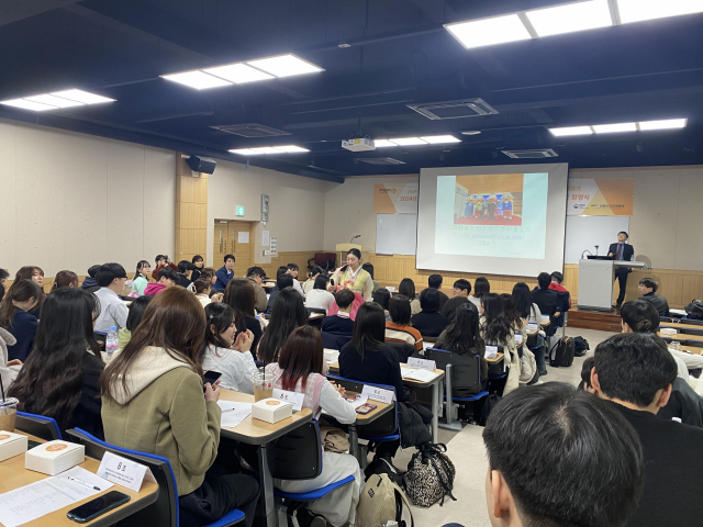 11일 서울 중구 동국대 고순청세미나실에서 열린 ‘2024년 한일 학술문화 및 청소년 교류 방한 대학생단 연수’에서 한국과 일본 대학생들이 송정현 동국대 일본학과 교수의 강연을 듣고 있다. 사진 제공=국립국제교육원