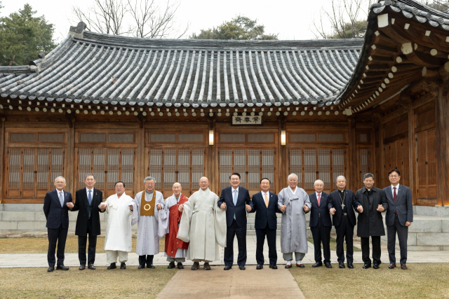 윤석열 대통령이 12일 청와대 상춘재에서 열린 종교지도자 오찬 간담회에 참석해 기념 촬영을 하고 있다. 연합뉴스