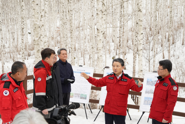 남성현(오른쪽 두번째) 산림청장이 강원도 인제군 자작나무숲을 찾아 산림을 활용한 지역경제 활성화 방안에 대해 논의하고 있다. 사진제공=산림청