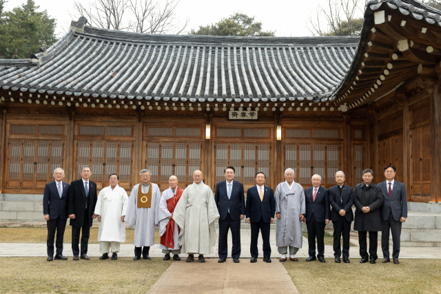 윤석열 대통령이 12일 청와대 상춘재에서 열린 종교지도자 오찬 간담회에 참석해 기념촬영을 하고 있다. 연합뉴스