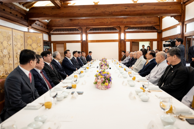 윤석열 대통령, 종교지도자 오찬 간담회 (서울=연합뉴스) 홍해인 기자 = 윤석열 대통령이 12일 청와대 상춘재에서 종교지도자 오찬 간담회를 갖고 있다. 2024.3.12 [대통령실 제공. 재판매 및 DB 금지] hihong@yna.co.kr (끝)