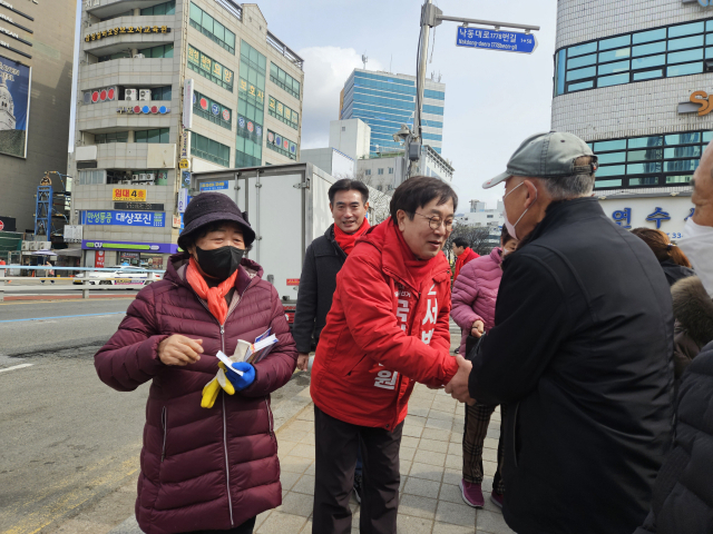 서병수 국민의힘 후보가 12일 부산 구포시장에서 유권자들을 만나고 있다. 부산=박예나 기자