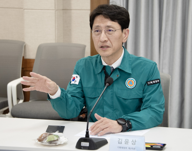 김윤상 기획재정부 2차관이 12일 서울 중구 국립중앙의료원을 방문해 비상진료체계에 대한 자신의 입장을 밝히고 있다. 사진 제공=기재부