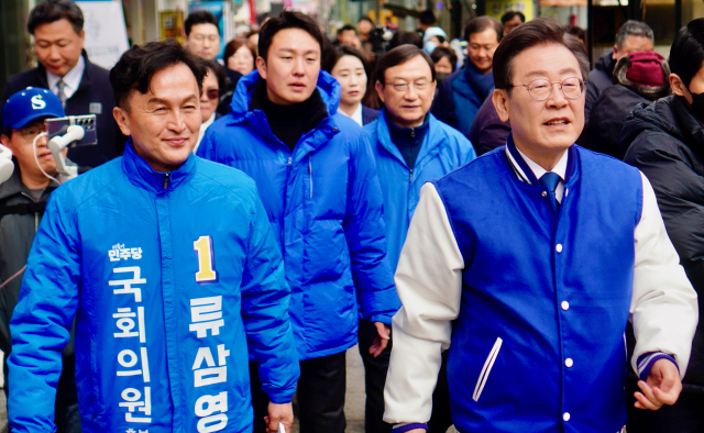 이재명 더불어민주당 대표가 12일 서울 동작을에 출마하는 류삼영 후보와 남성사계시장을 방문하고 있다. 연합뉴스