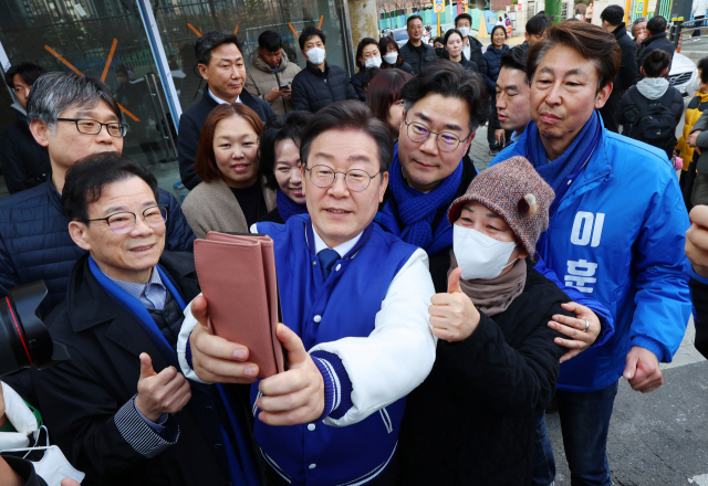 이재명 더불어민주당 대표가 12일 오후 인천 연수구 옥련시장을 방문해 시민들과 셀카를 찍고 있다. 연합뉴스