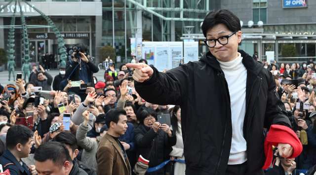 한동훈 국민의힘 비상대책위원장이 12일 서울 영등포구 타임스퀘어를 방문해 시민들과 인사를 나누고 있다. 오승현 기자 2024.03.12