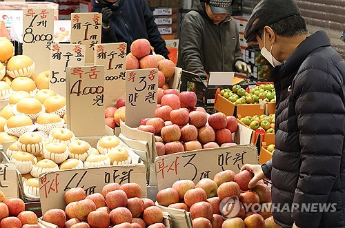 (서울=연합뉴스) 김성민 기자 = 사과에 이어 귤까지 가격이 급등하며 신선과실 물가가 2월에 41.2% 올라 32년만에 최고치로 치솟았다. 귤은 지난달 78.1%, 사과가 71.0% 상승했고 같은 기간 배(61.1%)와 딸기(23.3%) 가격도 올랐다. 사진은 6일 오후 서울 동대문구 청량리청과물시장에서 한 시민이 사과를 둘러보고 있다. 2024.3.6 ksm7976@yna.co.kr