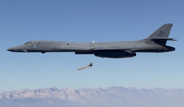 일명 ‘죽음의 백조’ B-1B 전략폭격기가 '재즘-ER' 장거리 공대지 순항미사일을 발사하고 있다. 사진 제공=록히드마틴