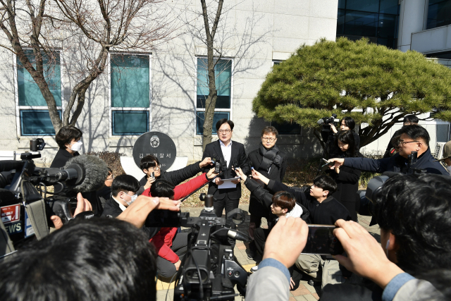 13일 오전 김병수 경기 김포시장이 항의성 민원에 시달리다 극단적인 선택을 한 공무원을 비방한 누리꾼에 대해 수사의뢰서를 제출한 뒤 기자들을 만나 입장을 밝히고 있다. 사진 제공=김포시