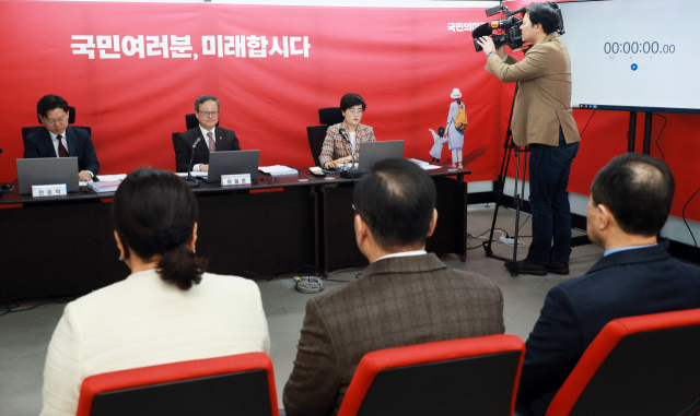 12일 오전 서울 여의도 국민의미래 중앙당사에서 열린 비례대표 면접심사에서 참석자들이 면접을 보고 있다. / 연합뉴스