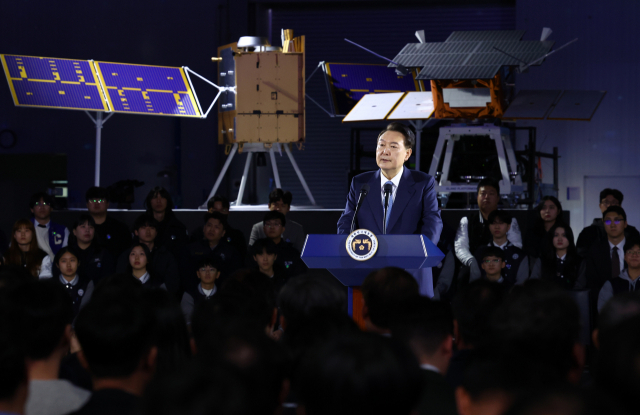 윤석열 대통령이 13일 경남 사천시 한국항공우주산업(KAI)에서 열린 대한민국 우주산업 클러스터 출범식에서 축사를 하고 있다. 연합뉴스