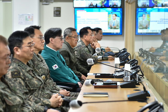 장호진 안보실장이 13일 전시지휘소에서 ‘자유의 방패’(FS) 연습 진행 상황을 청취하고 있다. 사진제공=대통령실