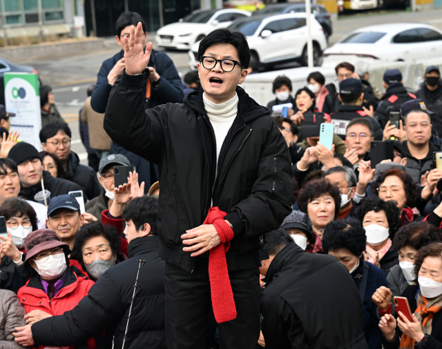 한동훈 국민의힘 비상대책위원장이 12일 오후 서울 영등포구 타임스퀘어 앞 광장에서 시민들에게 인사하고 있다. 공동취재