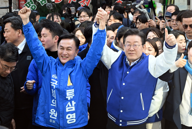 이재명(오른쪽) 더불어민주당 대표가 13일 서울 동작구 남성사계시장을 방문해 시민들과 인사하며 류삼영 후보의 지지를 호소하고 있다. 오승현 기자