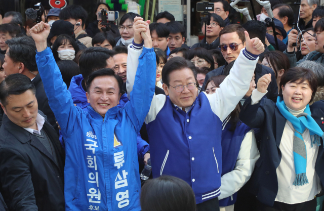 이재명 더불어민주당 대표가 13일 서울 동작구 남성사계시장을 방문해 시민들과 인사하며 류삼영 후보의 지지를 호소하고 있다. 오승현 기자