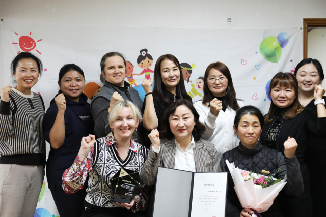 김홍리(아랫줄 왼쪽 두 번째) 대표를 비롯한 레인보우해피잡 협동조합 관계자들이 KT그룹 희망나눔재단으로부터 희망나눔인상을 수상한 뒤 기념 촬영을 하고 있다. 사진 제공=KT