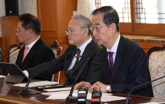 한덕수 국무총리가 13일 서울 종로구 정부서울청사에서 열린 미디어·콘텐츠 산업융합 발전위원회에서 모두발언을 하고 있다.