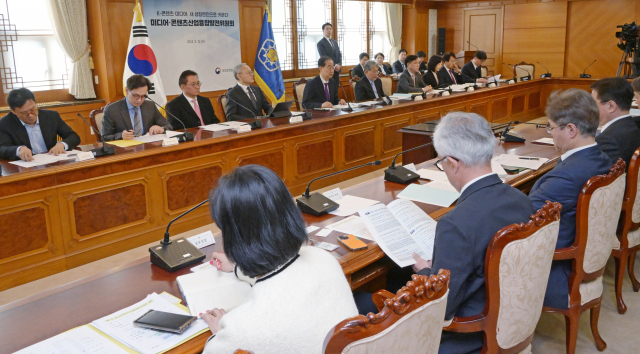 한덕수 국무총리가 13일 서울 종로구 정부서울청사에서 열린 미디어·콘텐츠 산업융합 발전위원회에서 모두발언을 하고 있다.