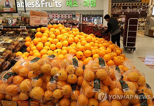 28일 서울의 한 대형마트에 수입 과일인 오렌지가 진열돼 있다. 과일 가격 강세가 지속되자 지난 19일 정부는 바나나, 오렌지 등 수입 과일 6종에 할당관세를 적용해 관세율을 오렌지는 10%, 나머지는 0%로 각각 내렸다. 연합뉴스