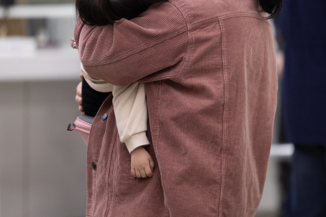 전공의 파업이 장기화되가고 있는 가운데 13일 서울 시내의 한 병원을 찾은 한 가족이 접수 순서를 기다리고 있다. 연합뉴스