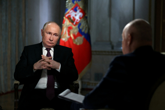 블라디미르 푸틴 러시아 대통령이 12일(현지시각) 러시아 모스크바에서 국영방송 로씨아1과 인터뷰를 하고 있다. 로이터연합뉴스