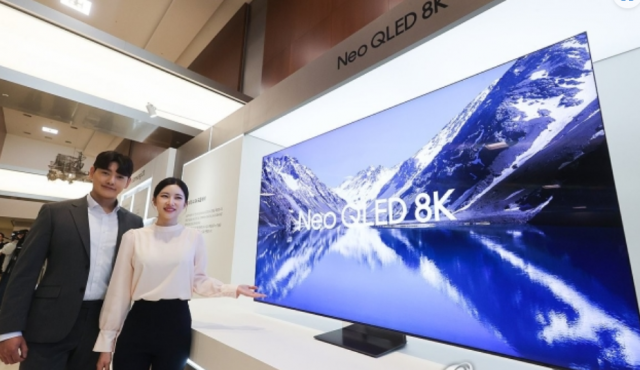 삼성전자 모델들이 2024년형 삼성 네오 QLED 8K TV를 소개하고 있다. 사진제공=삼성전자