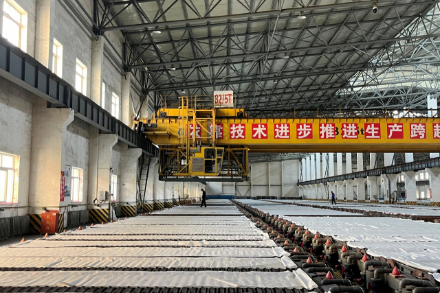 중국 산둥성 옌타이시의 구리 제련소에서 직원들이 일하고 있다. 로이터연합
