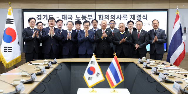 김동연 경기도지사와 피팟 라차킷프라칸 태국 노동부 장관이 14일 오후 도청에서 협의의사록(ROD)을 체결하고 양측 관계자들과 기념촬영을 하고 있다.