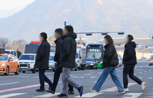 전국 대부분 지역에서 아침 기온이 영하권으로 떨어진 8일 오전 서울 광화문네거리에서 시민들이 횡단보도를 건너고 있다. 연합뉴스